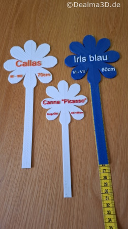 Auf diesem Foto sehen Sie zwei verschiedene, in der Größe unterscheidend, Blumenstecker / Pflanzenstecker, wo man mehr Informationen entnehmen kann.