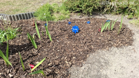 Auf diesem Bild sehen Sie Blumen-, Pflanzenstecker der Versionen 1 und 2.