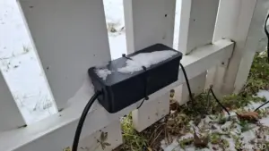 Gerade Kabelbox / Steckerbox kann einfach mit z.B. einem Kabelbinder befestigt werden.