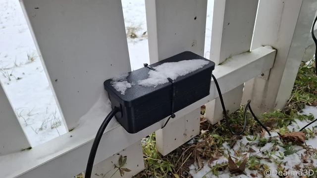 Gerade Kabelbox / Steckerbox kann einfach mit z.B. einem Kabelbinder befestigt werden.