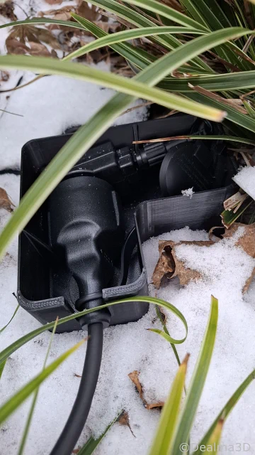 Abgewinkelte Kabelbox / Steckerbox ohne Deckel, Innenansicht.