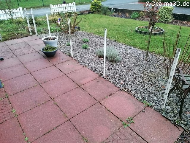 Ansicht Terrasse Südseite mit den Edelstahl Winkelsäulen.