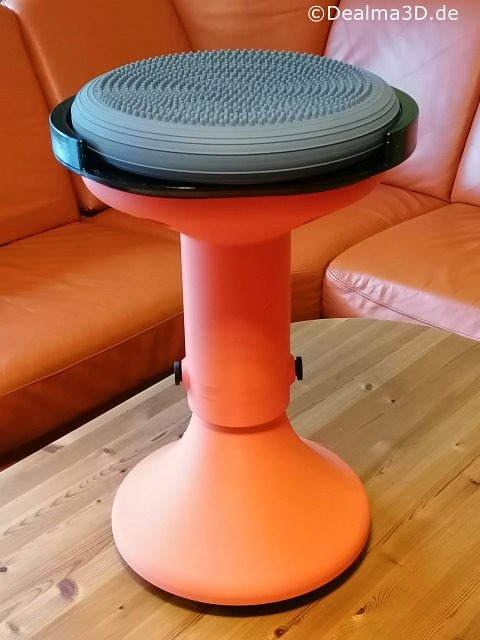 Seitenansicht des fertigen Pendelhocker / Wackelhocker aus dem 3D-Drucker. Inkl. einer externen Sitzpolsterung.