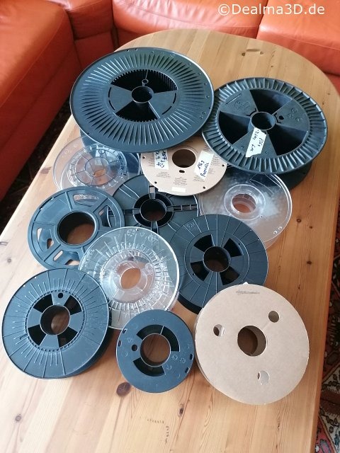 Diverse unterschiedliche leere Filament-Spulen